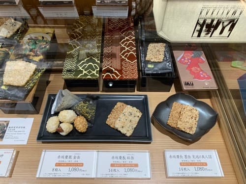 Cover image for Must-Buy Souvenirs and Unique Gifts in Japan